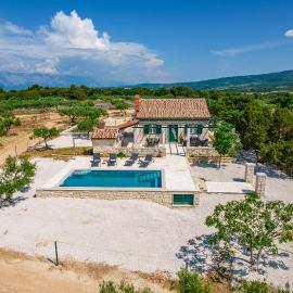 Vacation house Bračuta with swimming pool, hotel u Pučišćima