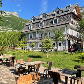 Boga Alpine – hotel w mieście Bogë