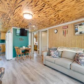 Hike + Snow Play! Waterfront Paradise Lake Retreat, hotel a Carp Lake