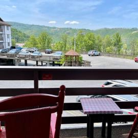 Relaxing Mountain Condo in Gatlinburg with City view !