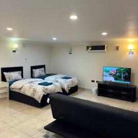 Studio flat Gants Hill with Free Parking, hotell i Redbridge