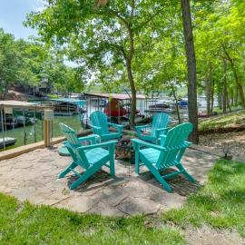 Lakefront Retreat: Private Dock, Fire Pit & Kayaks