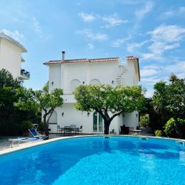 YourHome - Villa Sorrento, hotel i Meta