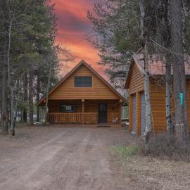 Remington Reload by KABINO Hot Tub FirePit Roku Big Yard Driveway Grill WiFi Trails, Hotel in Island Park