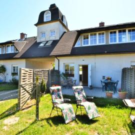 Lake house with private garden and pier, hotel in Podamirowo