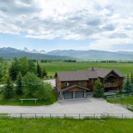 Teton Melody by KABINO Partial Air Conditioning Hot Tub FirePit Foosball Telescope Games WiFi Grill Mtn Views, hotel in Driggs