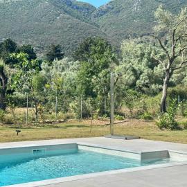 Splash Suites with Private Pools, hotel i Nikiana