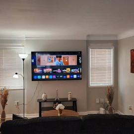 Beautiful 4 bedroom in Cleveland, hotelli kohteessa Euclid