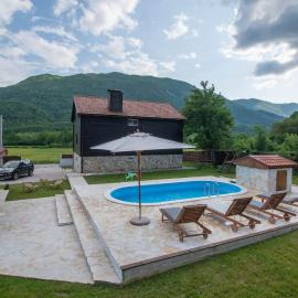 Nina Holiday Home with a heated pool، فندق في Brušane