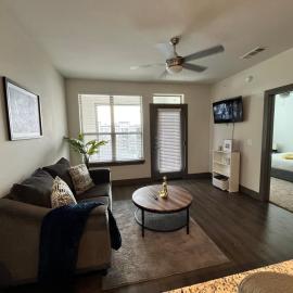 7 Min from IAH Business-Ready Condo w Pool & WiFi, viešbutis Hiustone