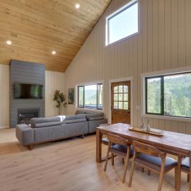 Lakeside Cabin w/ Hot Tub: 3 Mi to Flathead Lake!, hotel i Lakeside