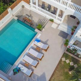 Estella Luxury Villa in Amoudi -200m from the beach