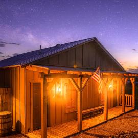-Pet Friendly- Miners Cabin #6 - King Bed with Private Balcony, hotel sa Tombstone