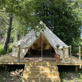 Glampingtält, privat område, 3 mil utanför Örebro, hotel a Fjugesta