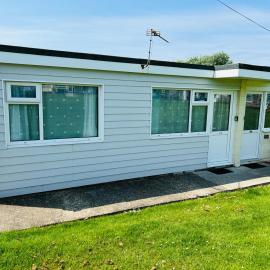 2 Bedroom Chalet SB113, Sandown Bay, Isle of Wight, hotel in Brading