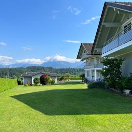 Das Bergl - Modernes Apartment mit Bergblick & Balkon nahe Wörthersee – hotel w mieście Rosegg