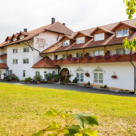 Sattelbogener Hof, hotel Traitsching városában