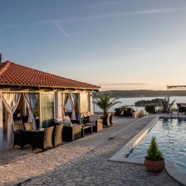 Viesnīca Apartments by the Beach with Pool and Lounge Beds - Miral Apartments pilsētā Supetarska Draga