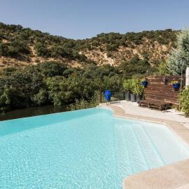 Casa con vistas increíbles, piscina Infinity y jardín con rincones preciosos, hotel in Las Rozas de Madrid