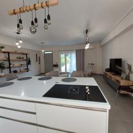New minimal apartment,10' from Athens airport, hotel en Spáta