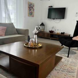 New apt with a big balcony at karmei gat, hotel en Qiryat Gat