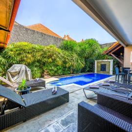Villa SANKET - KUTA - 6 bedrooms - 6 bathrooms - Great Location, hotel Kutában