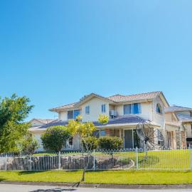 Spacious newly redecorated 5BD Family Home