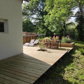 Adorable maison d'hôtes avec piscine- tiny house, מלון בSaubrigues