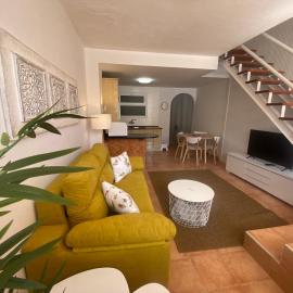 Modern Family Duplex with Access to the Pool、モガンのホテル