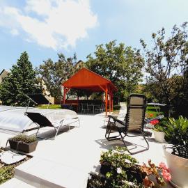 Villa LAURA medencével, hotel a Balatonkenese
