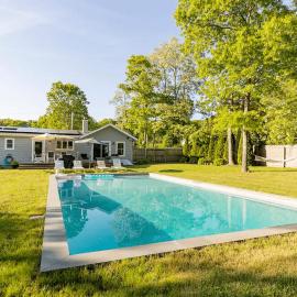 Luxurious Hamptons House with Heated Pool & Grill, hotel em Hampton Bays