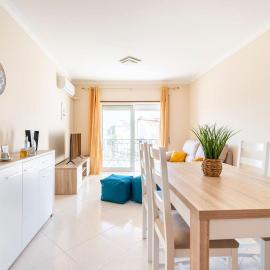 Fantástico T2 AC Wi-FI e TV Cabo 2WC Toalhas e Lençóis, hotel in Altura
