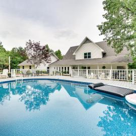 Spacious Getaway By Wolf Pen Gap 15 Acres and Pool!, hotel in Mena