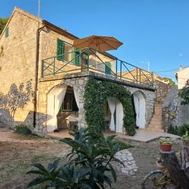 Stone House with garden Laganini, hotel in Zlarin