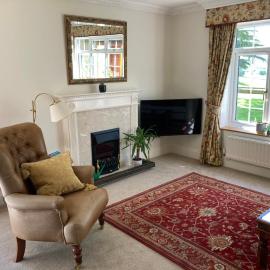Exclusive 2 Bedroom Apartment with Summer House and Hot Tub, hotel in Daventry
