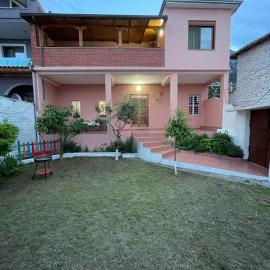 Vila 8 Kruje, hotel in Krujë