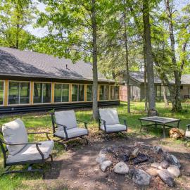 1 Mi to Beach & Lake: Breezy Point Cabin w/ Yard!, hotel a Pequot Lakes