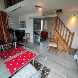 studio avec une mezzanine