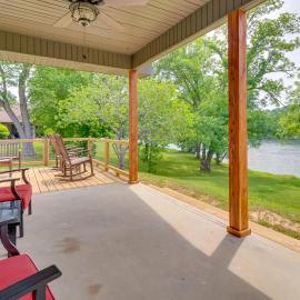 Waterfront Getaway w/ Patio on the White River!, hotel u gradu Mauntin Houm