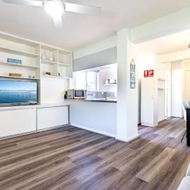 Surfair 2 24 Marine Dr 240 metres to the water Wi Fi, hotel in Fingal Bay
