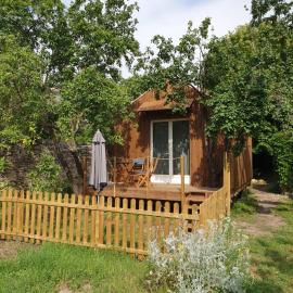 Studio en bois independant avec terrasse et jardin, Hotel in Villevieille