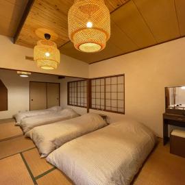 Guest House Yachi-So 下田民泊 ビーチまで徒歩13分 近くにスーパー レストラン 100均 ソウルバー 13 minutes walk to the beach! Nearby 7-11 Supermarkets, various Restaurants, 100 yen shops, and Exciting Bar!، فندق في Harada