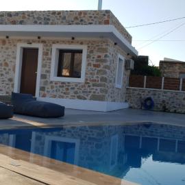 Double Bee Villa with private pool โรงแรมในAgios Konstantinos