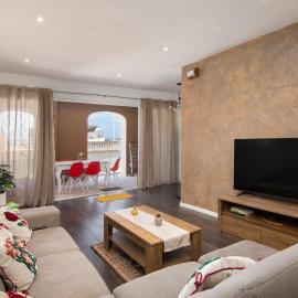 Viesnīca Spacious Luxury 3BR Apartment with Terrace & Open Views - Zurrieq, close to sea pilsētā Żurrieq