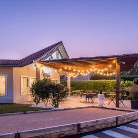 Kyriad Lyon Est - Bron Eurexpo Le Cottage, hotel em Bron