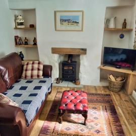 Knocker Cottage is a 3 bedroom made up of 1 double bedroom and 2 small double bedrooms in small village 10 min to beaches, Hotel in Camborne