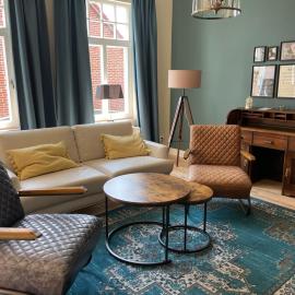Luxus Lindenhof Apartments -Ferienwohnungen in Friesland an der Nordsee am Naturschutzgebiet Urwald، فندق في Neuenburg