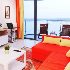 海滨度假屋 3BR Condo ~Walk to Beach @13pax #RoyalStrand, hotel in Johor Bahru