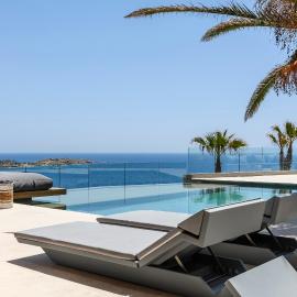 Villa Lilium II - Sanctuary overlooking Psarou Bay, hotel a Psarou