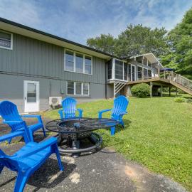 Centrally Located Brevard Home w/ Deck & Fire Pit!, hótel í Brevard